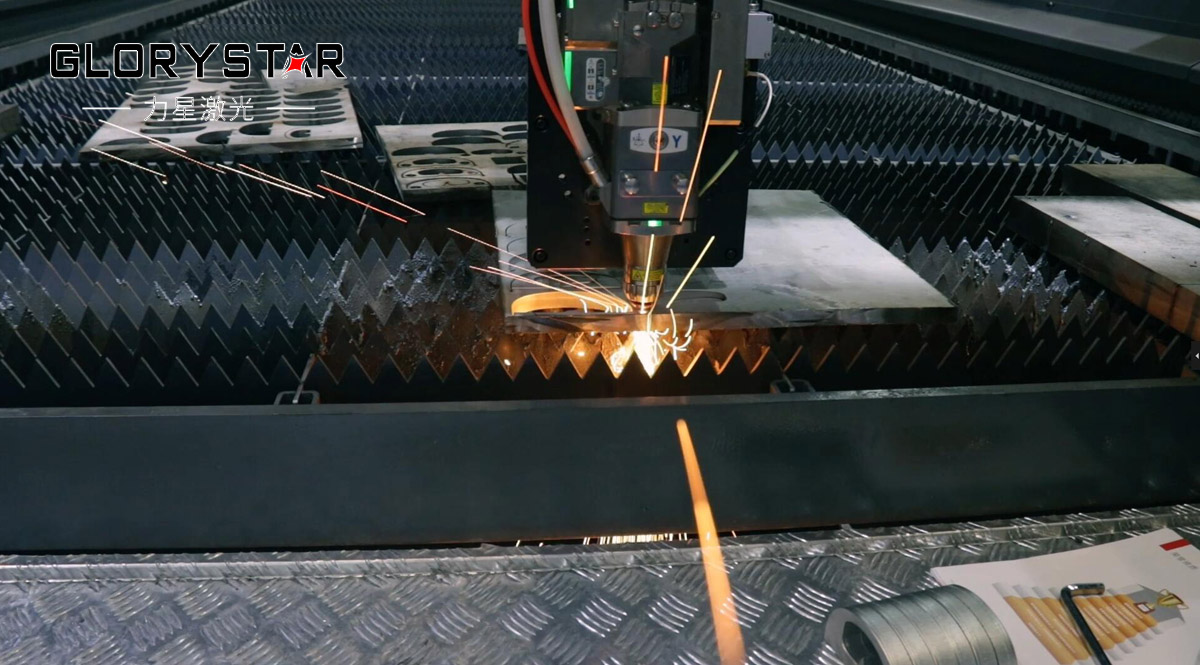 激光切割機(jī)保護(hù)鏡片有水霧的原因是什么？